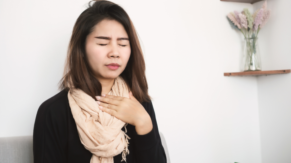 Woman experiencing an itchy throat