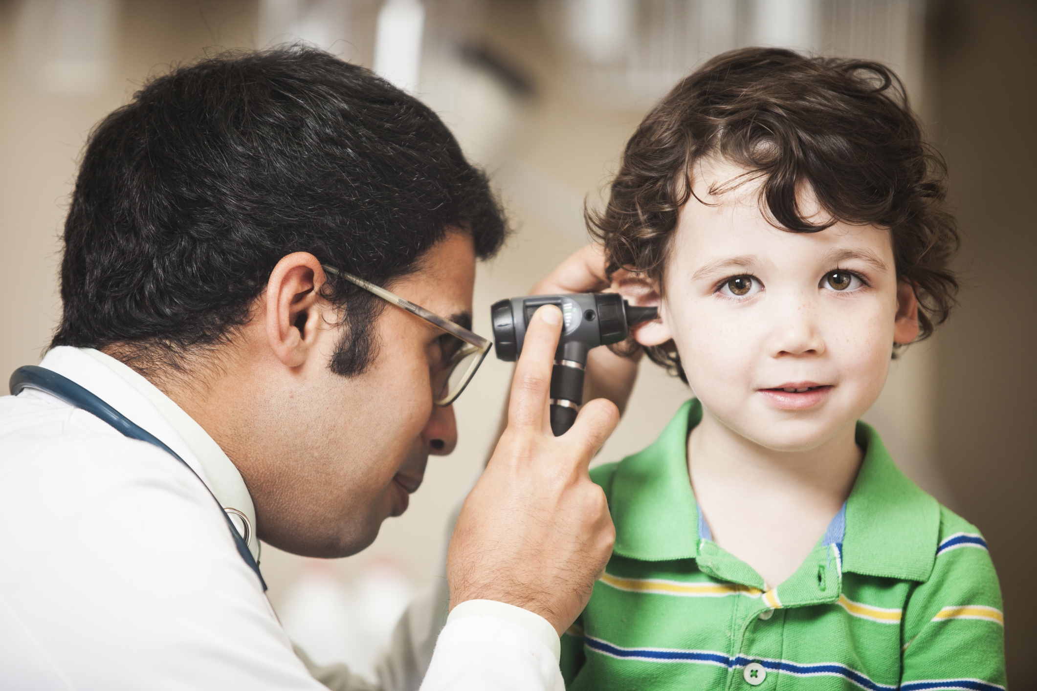 Summit Health doctor giving ear exam to help a child with ear pain